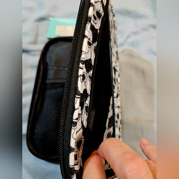 Yoobi Cool Panda Zippered Clamshell Pencil Case - Picture 4 of 8